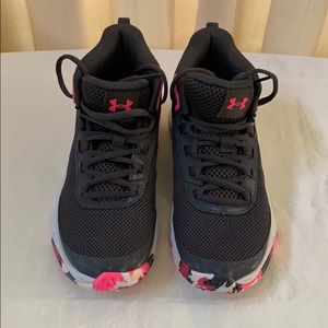 NWOT Under armor shoes.